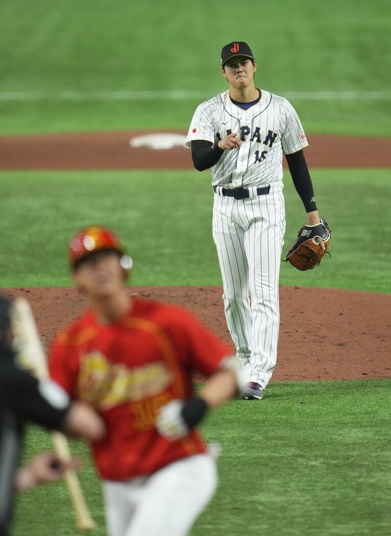 大谷のスライダー攻めに空振り三振に倒れ、苦い表情を浮かべる真砂（手前）　©︎KYODO