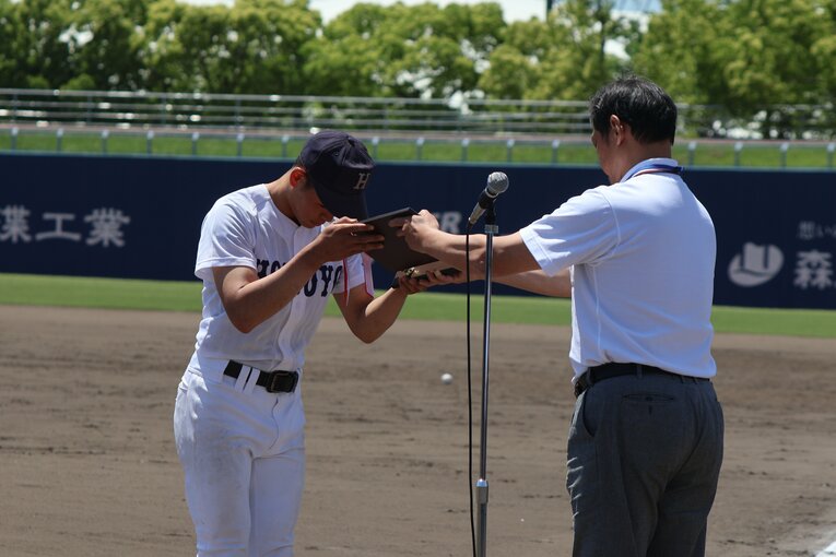準優勝の表彰を受ける関大北陽ナイン　©Fumi Sawai
