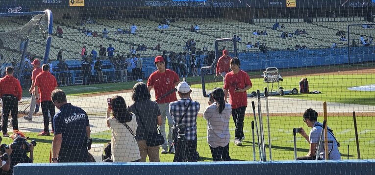 【ドジャースタジアム】若手より早く打撃練習を終え引き上げる大谷選手＆相棒の一平氏