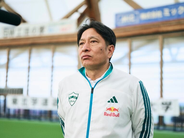 大会後には厳しい表情も見せた青学大の原監督　©Yuki Suenaga
