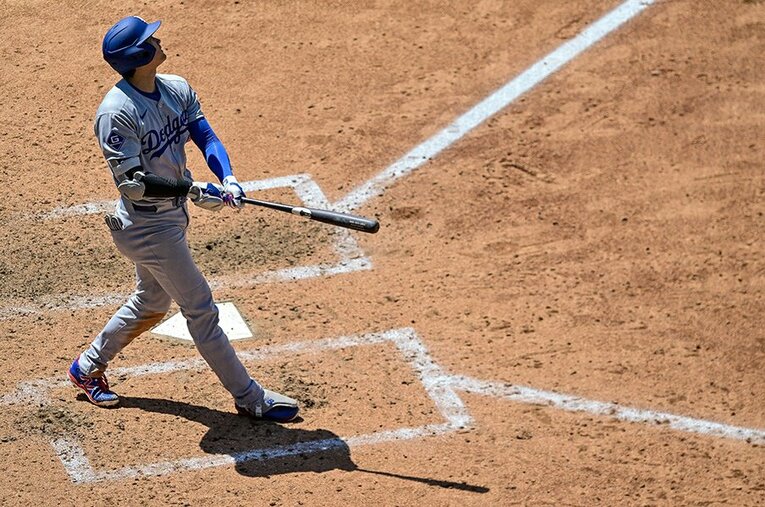 投球練習翌日のロッキーズ戦で大谷翔平が放った28号ソロ。キャッチしたのはブルペンにいたリリーフ右腕イェーツだった ／ photograph by Icon Sportswire/Getty Images