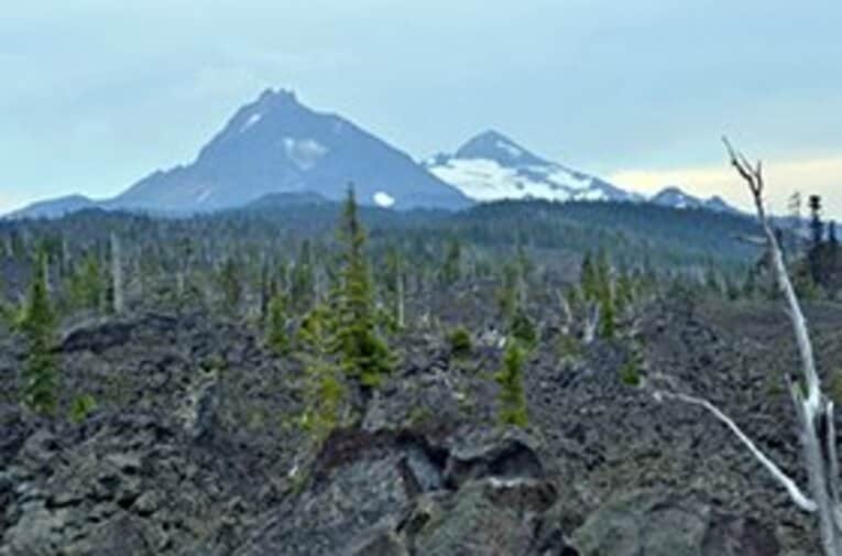 スリーシスターズ、3姉妹の山が仲良く並んでいます。 