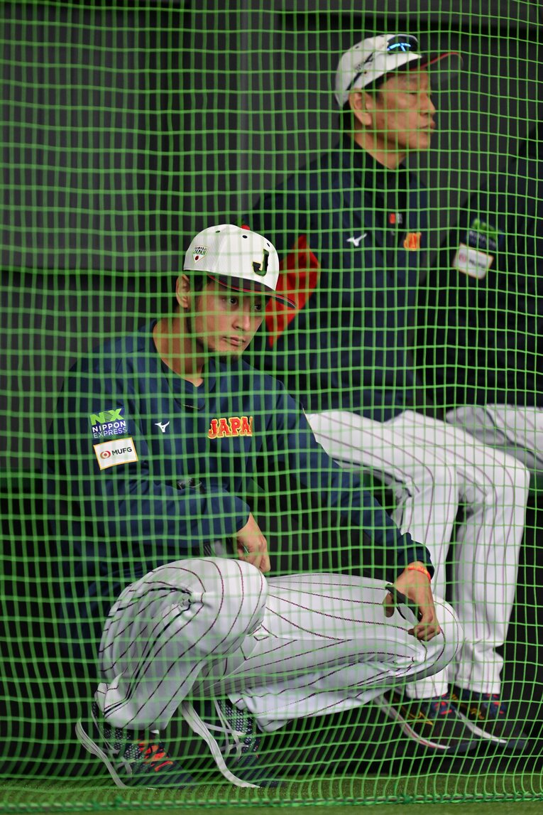 真剣な表情でブルペンを見るダルビッシュ　©Hideki Sugiyama