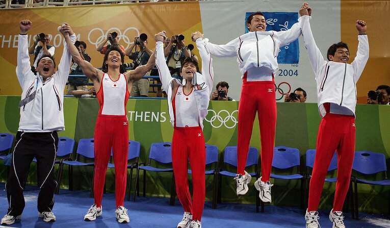 冨田の鉄棒の最後の着地が決まり勝利を確信するメンバー　©Getty Images　©IOC-All Rights Reserved.