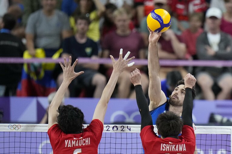 今夏、パリ五輪準々決勝のイタリア戦。手を「グー」にしてブロックする石川祐希（右）　©AFLO