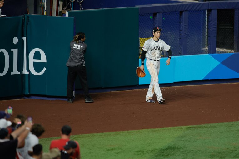 大谷はブルペンを行き来するたびに泥だらけになっていった　©AFLO