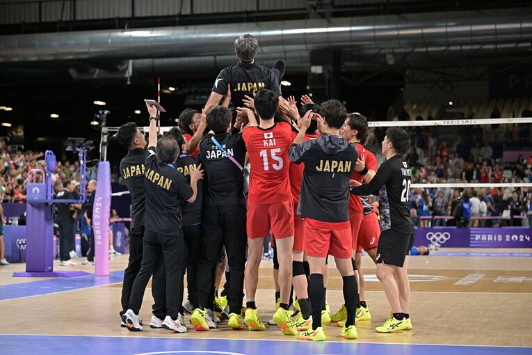 パリ五輪敗退後、退任するブラン監督を胴上げした日本代表。じつは提案したのは伊藤コーチだった　©︎JMPA