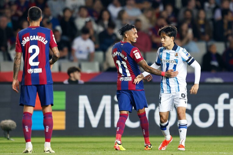 ピッチ入場早々、ハフィーニャに絡まれる久保　©Daisuke Nakashima