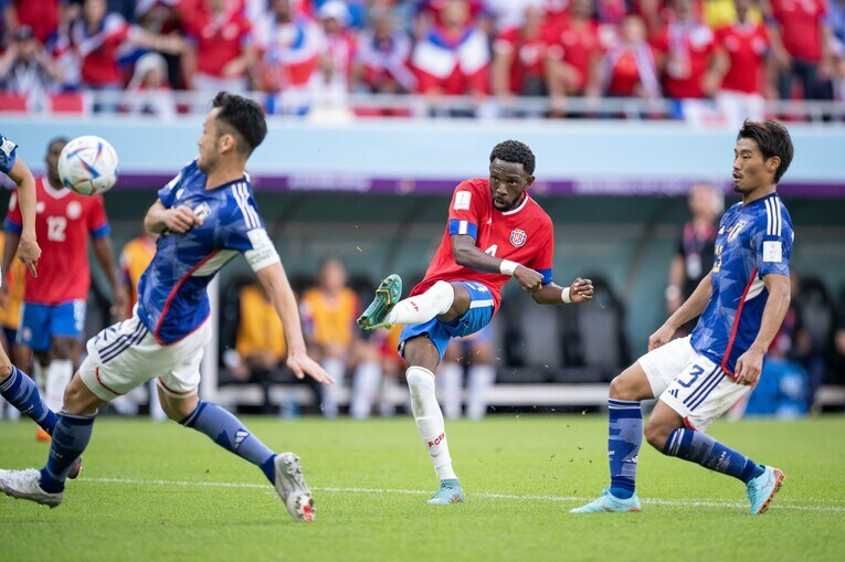 一瞬の隙をつかれて、ケイセル・フレールにゴールを奪われた日本代表。ビルト紙の採点で最低の「5」がつけられたのは権田、長友、守田、堂安、鎌田、上田、途中出場の浅野、そして森保監督。その他の選手にもすべて「4」がつけられた厳しい評価だった　©︎Getty Images