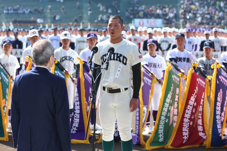 今春のセンバツ甲子園の開会式で、選手宣誓をする市和歌山の川辺謙信主将　©JIJI PRESS