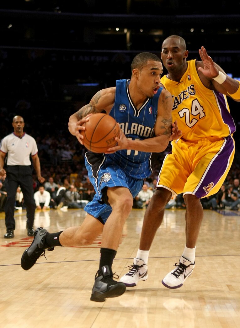 コービー・ブライアント（ロサンゼルス・レイカーズ）と競り合うオーランド・マジック時代のコートニー・リー　©︎Getty Images
