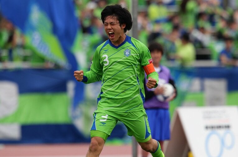 湘南ベルマーレでは2012年からキャプテンマークを巻いた遠藤航。チームの責任を背負う経験は、遠藤の成長を加速させた　©︎J.LEAGUE