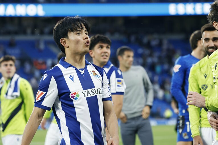 自身の蹴り上げたボールの行方を追う久保と、それを笑顔で見つめるブライス　©Daisuke Nakashima