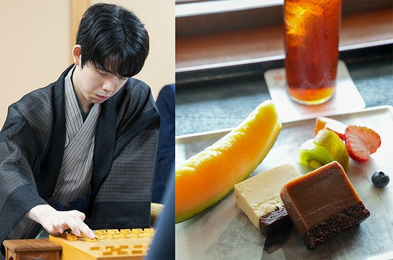 王位戦第2局の藤井聡太七冠と、2日目午後のおやつに注文したテリーヌ・ド・ショコラ、アイスティー ／ photograph by 日本将棋連盟