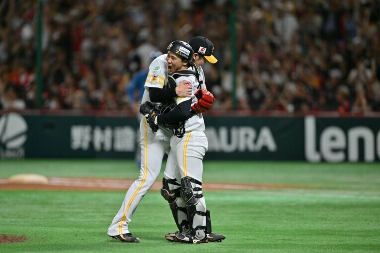 ［第6戦］勝利して捕手の海野と抱き合う杉山　©Hideki Sugiyama