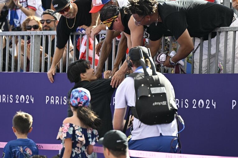 観客がHIRO10にハイタッチを求めた　©Asami Enomoto／JMPA