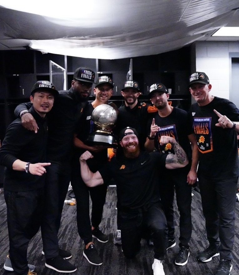トロフィーと共に写真におさまる玉川さん（左）　©︎Phoenix Suns Social Media 