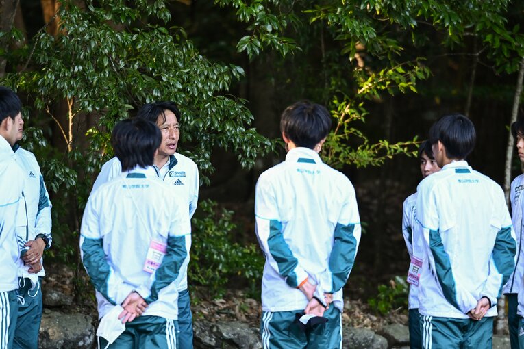 整列し、原監督の話を聞く選手たち　©Nanae Suzuki