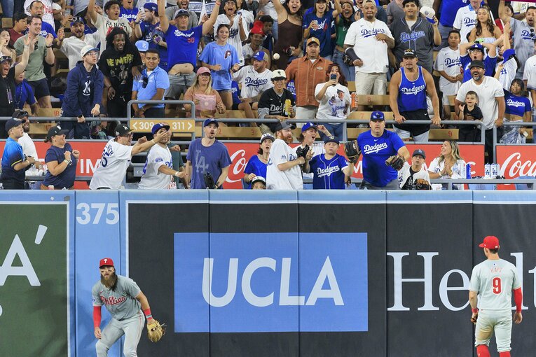 現地8月5日、フィリーズ戦で34号ホームラン。ホームランを待ち構えるファン　©AFLO