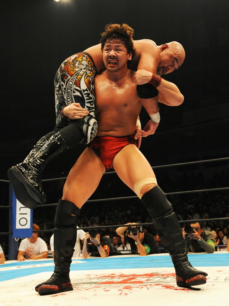 2008年10月13日、両国国技館。武藤敬司を担ぎ上げる中邑真輔