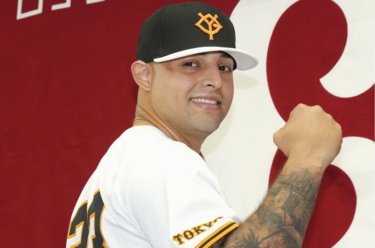 メジャー通算178本塁打の実績で巨人に入団したオドーアだったが、開幕3日前に退団することになった ／ photograph by KYODO