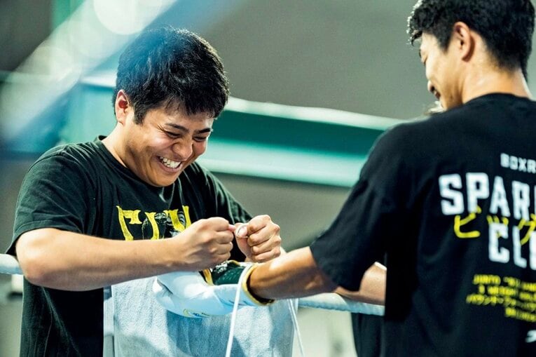 練習時にはミットを持つ弟の龍人　©Nanae Suzuki