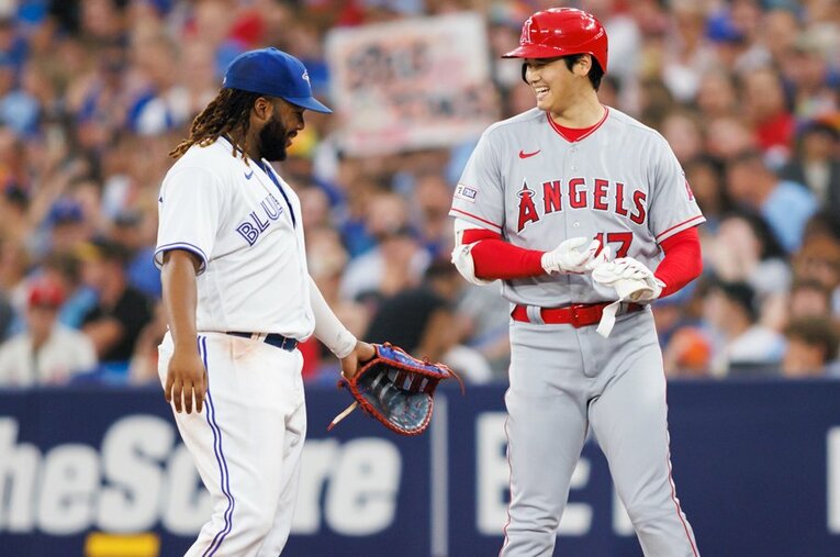 ブルージェイズの主砲ゲレーロ・ジュニア（左）と塁上で言葉をかわす大谷翔平。2024年4月下旬、ドジャースの一員としてトロントの地を訪れる予定だ ／ photograph by Getty Images