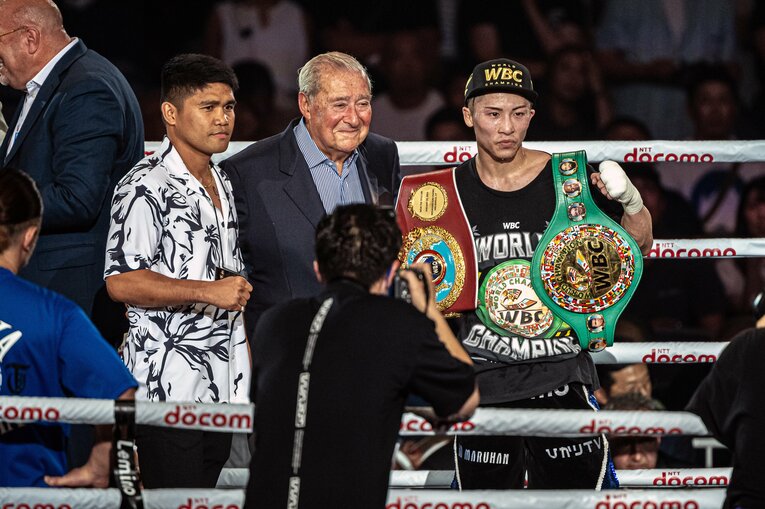 フルトン戦後にリング上で面会した両者　©Takuya Sugiyama