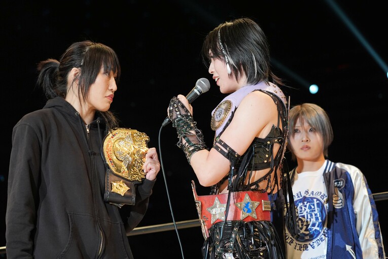 朱里との対戦を受諾する上谷沙弥と、それを見つめる安納サオリ。11月3日、大田区総合体育館　©Essei Hara