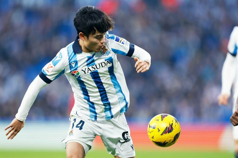 悔しそうにユニフォームを噛む久保建英の足にテーピングが…“過密日程のち不運ドロー”の翌日「仏紙のCLソシエダ注目選手」になっていた(12)