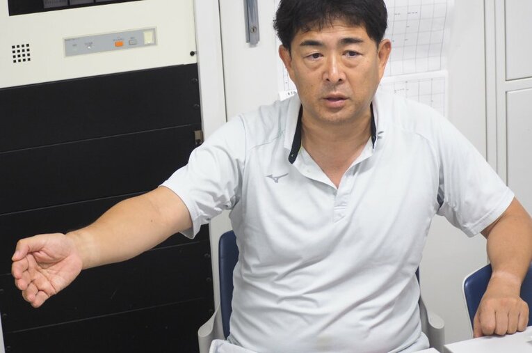 取材に応じる平井氏。東京五輪まで競泳日本代表のヘッドコーチを務めた平井氏は、これまでの経験と危機感から現状の問題点を明かす ／ photograph by Number Web