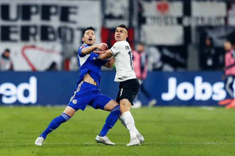 「1年前はJ2→ドイツ5部」上月壮一郎22歳の堂々1部デビュー…長谷部誠と握手、鎌田大地vs吉田麻也のW杯組対決も〈現地撮影〉(42)