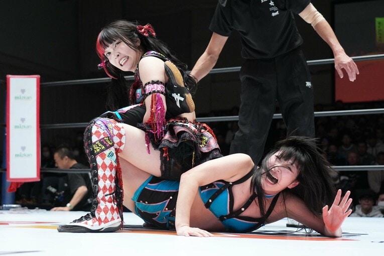 伊藤麻希の逆エビ固めに耐えるさくらあや。1月11日、後楽園ホール　©Essei Hara