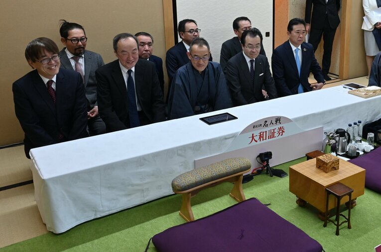 第1局対局前、2人を待つ羽生善治会長（左端）ら　©日本将棋連盟
