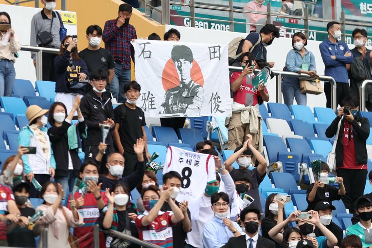 そのパフォーマンスと胸を打つ言葉に、石田を応援するサポーターも多い　©FA photos