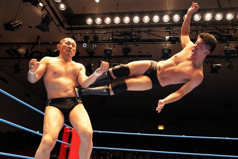 鈴木みのるの脇腹にドロップキックを突き刺す安齊勇馬