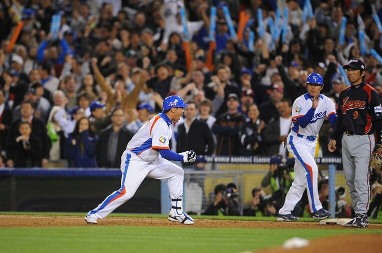 9回、同点に追いつき喜ぶ韓国 ／ photograph by Naoya Sanuki