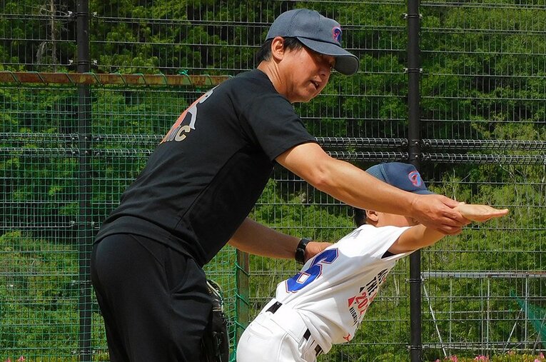 「多賀少年野球クラブ」を率いる辻正人監督。さまざまな試みをしてチームを強くしている ／ photograph by Jun Aida