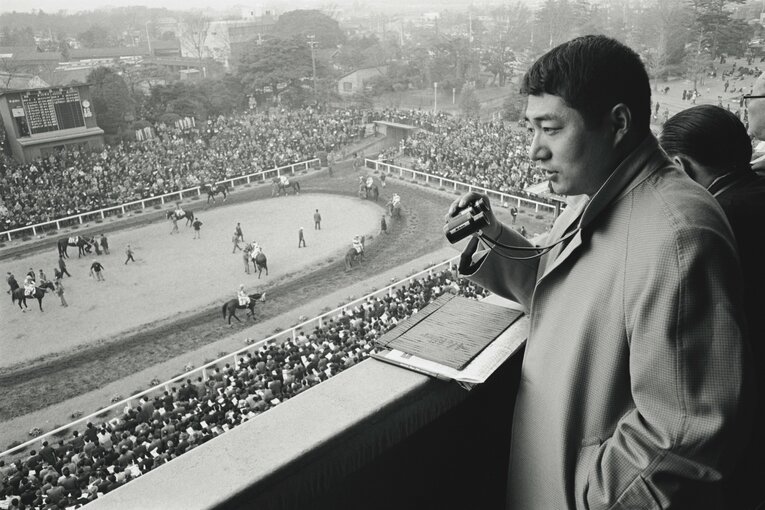 中山競馬場のパドックを見つめる寺山修司　©BUNGEISHUNJU