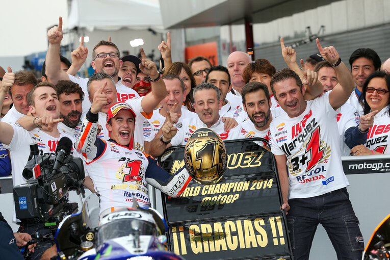 日本GPで初タイトルを獲得し、チームとともに喜ぶマルケス　©Satoshi Endo