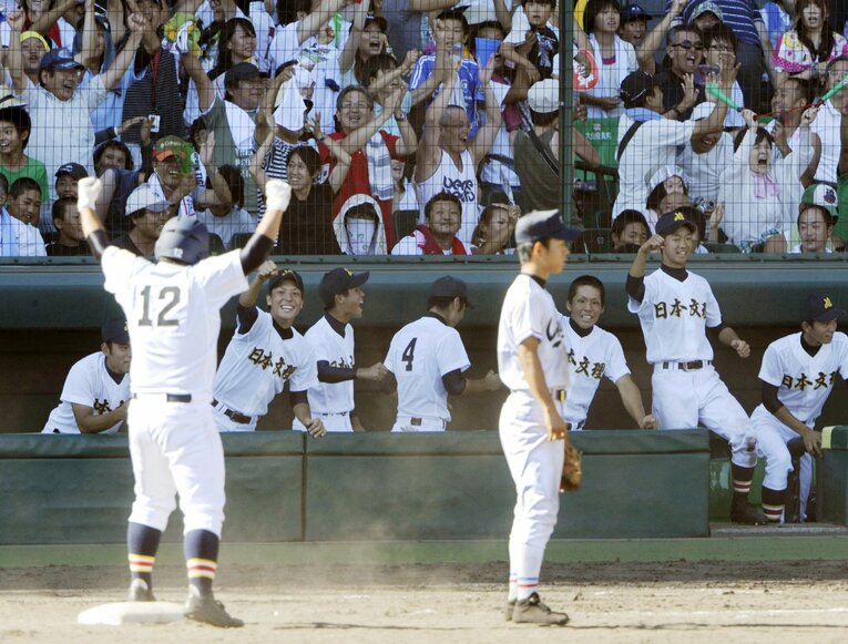 ついに1点差に迫るタイムリーを放ち、ガッツポーズする代打・石塚雅俊。誰もが奇跡の逆転劇を予感していた　©︎KYODO