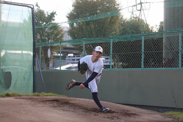 ブルペンで投げ込む林優樹（2022年）©︎Fumi Sawai