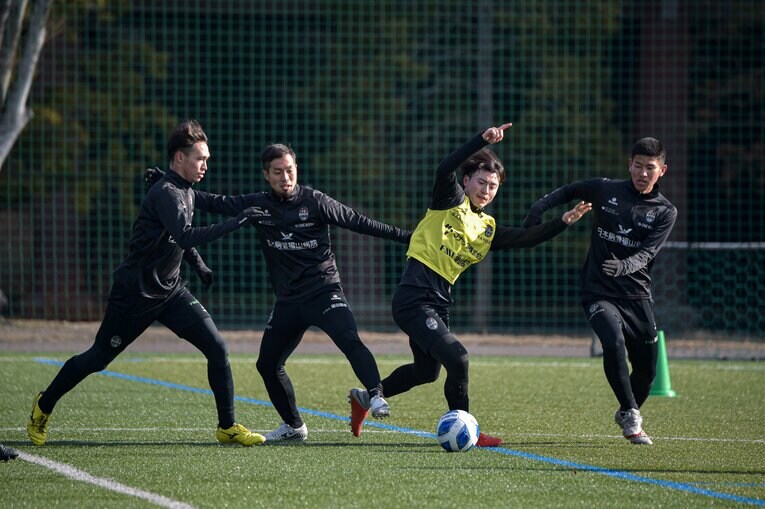 福山シティFCのトレーニング風景。小谷野監督とほぼ同年代にあたる90年代後半生まれの選手が数多く在籍している