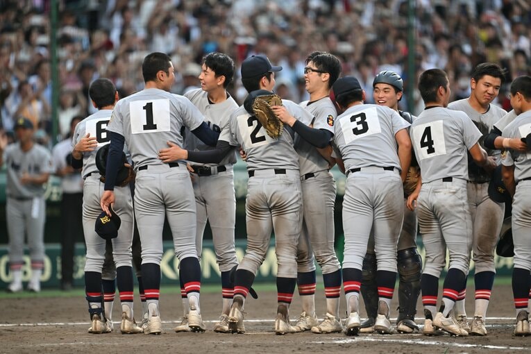 仙台育英の選手と試合後、言葉をかわす（5/8　全8枚）　©Hideki Sugiyama