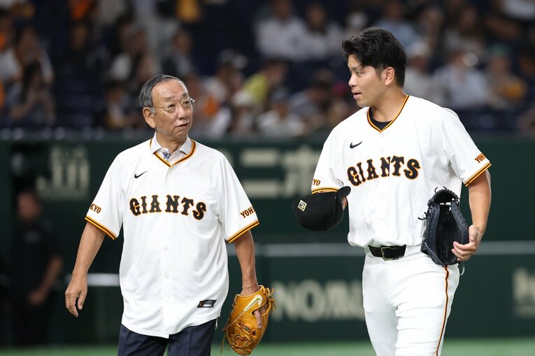 2024年6月、ファーストピッチを終え、巨人・大城卓三と言葉を交わす堀内恒夫　©JIJI PRESS