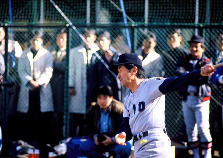 元プロ野球選手でキャスターや解説者としても知られる佐々木信也（写真は1988年。慶應大野球部100周年イベントで） ©BUNGEISHUNJU