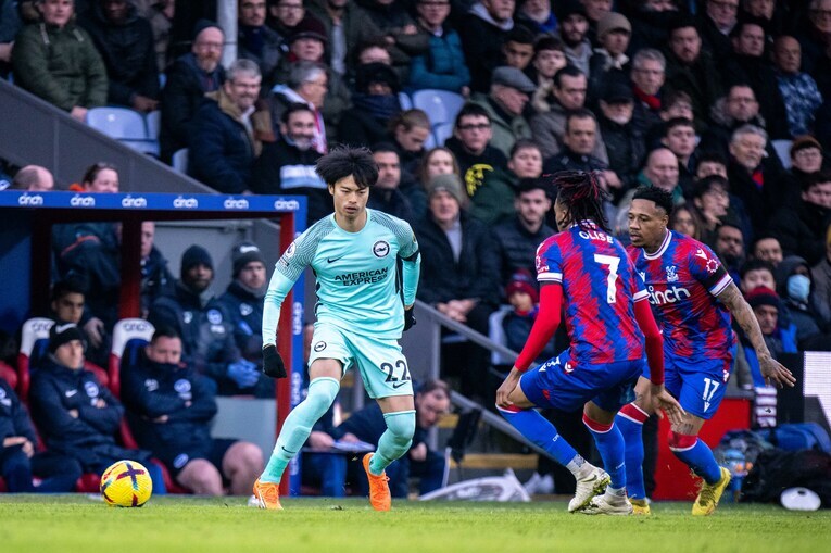 相手の右SBクラインと右MFオリーズのダブルチームで守られたシーン。各チームで“三笘対策”が進んでいる　©Getty Images