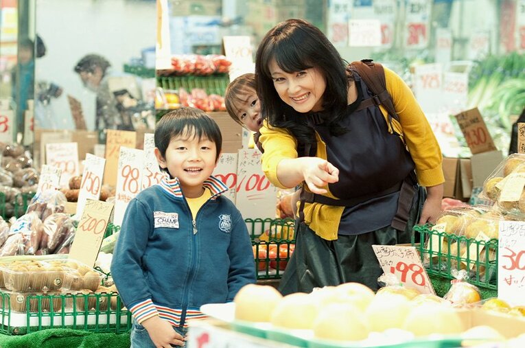 2人の息子と笑顔で撮影に応じてくれたキューティー鈴木さん（2012年撮影） ／ photograph by Mami Yamada