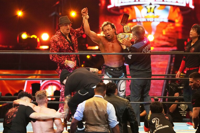 激闘の末にウィル・オスプレイを下し、US王座を奪取したケニー・オメガ（クリックすると「この記事の写真」に飛びます。流血等の過激な写真を含みますのでご注意ください）