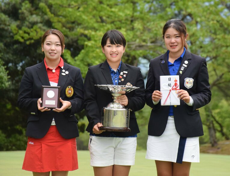 2019年6月、日本女子アマを制した当時高校3年生の西郷真央（中央）©︎JIJI PRESS